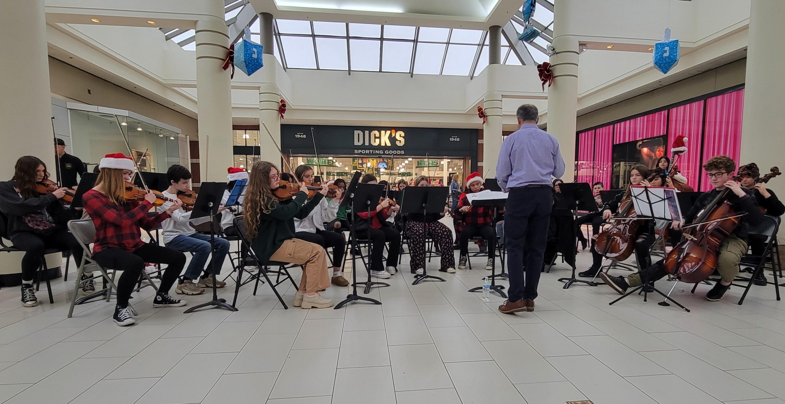 Middle School Chamber Orchestra brings holiday cheer to Galleria Mall